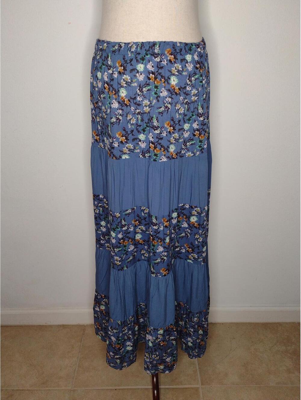 NWT Solitaire Women's Blue Floral Skirt Size Medium